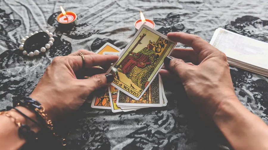 Lectura de tarot con cartas sobre mesa